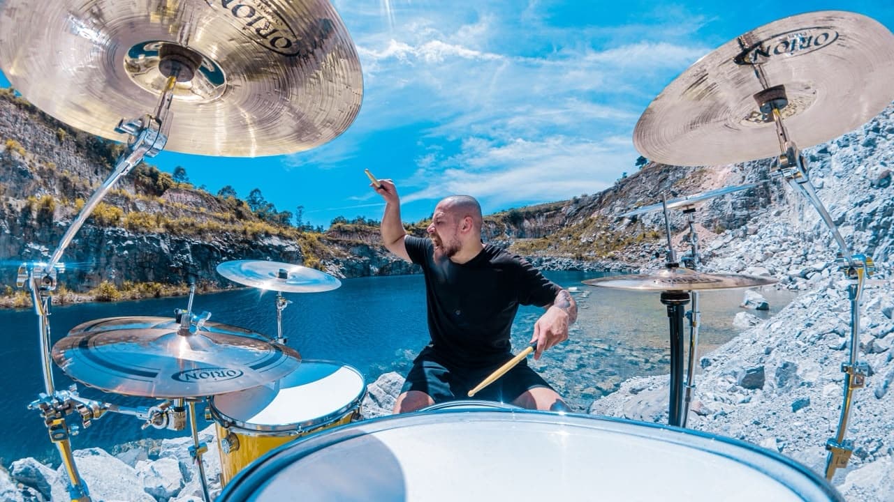 Moisés Santana tocando bateria